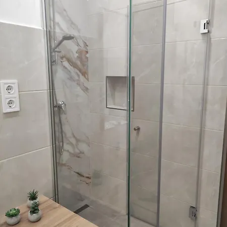 Shine 2 Apartmán Pětikostelí